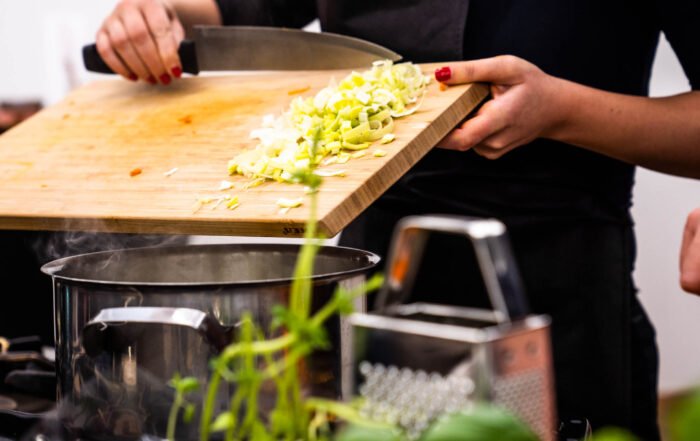 kulinariko lahko izvajamo tudi skozi online kulinarinči team building