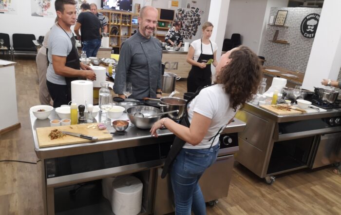 Zabavno vzdušje na kuharskem tečaju