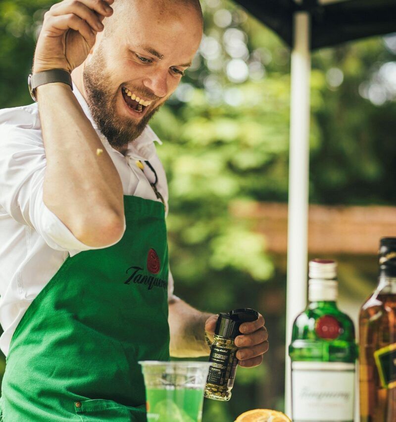 Barmen na team buildingu meša in pripravlja različne vrste koktajlov.