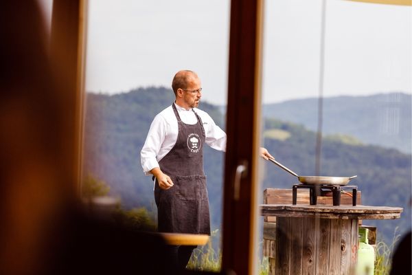 Chef pripravlja zdrav obrok v okviru team buildinga - zdravje na delovnem mestu.