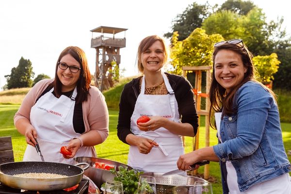 Ekipa kuha na kulinaričnem team buildingu na prostem