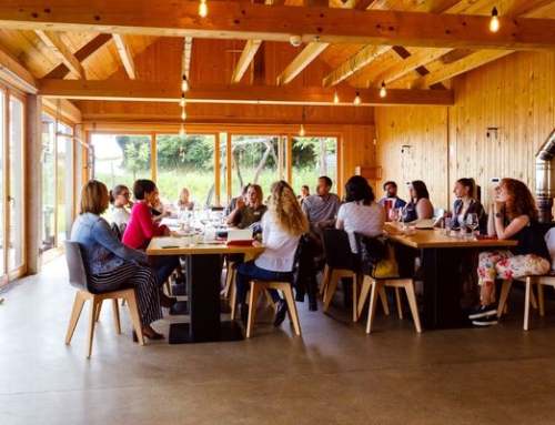 Poletni team building: 10 razlogov, zakaj je kulinarična delavnica najboljša izbira za podjetja