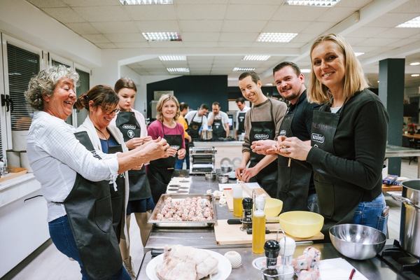 Sproščeno druženje sodelavcev po službi v kulinaričnem centru Gastrofuzija.