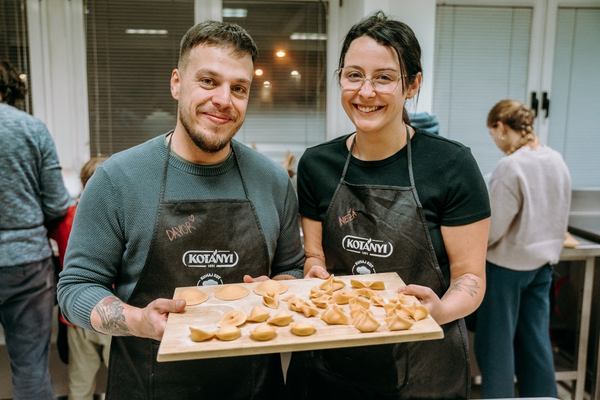Sodelavca na kulinaričnem team buildingu se učita priprave svežih testenin.