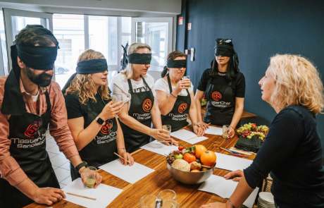 Udeleženci kulinaričnega teambuildinga sodelujejo pri blind testingu hrane