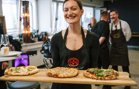 Priprava pizz na teambuildingu
