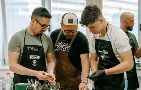 Udeleženci kuharskega tečaja Popoln steak kuhajo pod vodstvom chefa