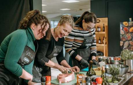 Udeleženke kuharskega tečaja Kuhaj kot chef med kulinarično delavnico